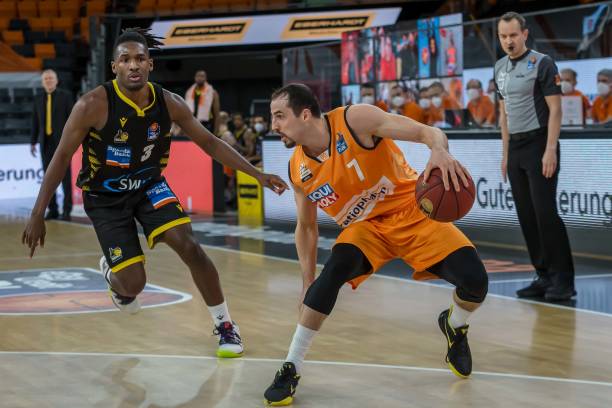 她依然坚守 她依然坚守